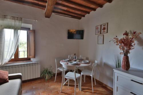 comedor con mesa blanca y sillas en CASTELLO - Home Sweet Home Tuscany, en Colle Val D'Elsa