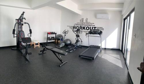 a gym with several exercise equipment in a room at Lujoso PH en DT, área de trabajo y Gym, 1BR in Santo Domingo