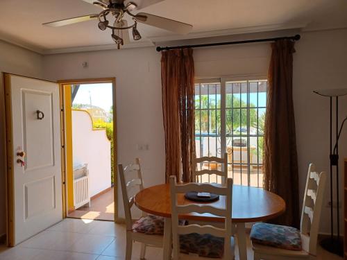 uma sala de jantar com mesa e cadeiras e uma varanda em AS017 Castillo 3-Bedroom San Juan de Los Terreros em San Juan de los Terreros