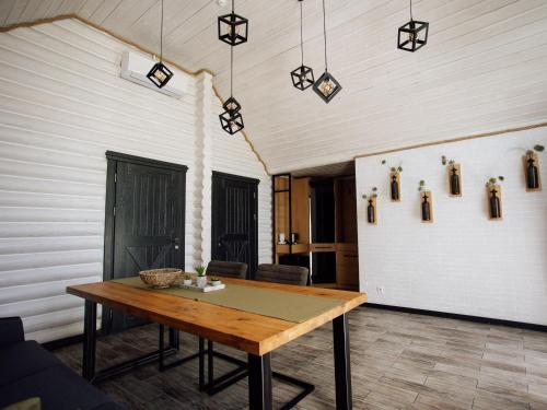 Zimmer mit einem Holztisch in einem Zimmer in der Unterkunft Телячі Ніжності in Uman