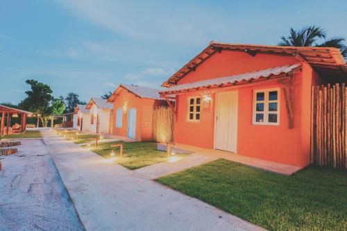 a row of small houses in a row at Pousada Vilagoa in Coqueiro Sêco