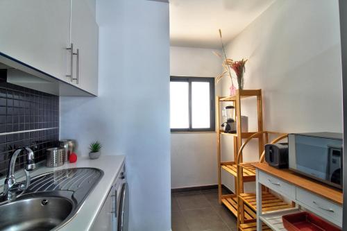 Center location, AC, swimming pool, and parking