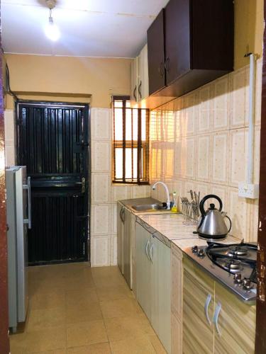 - une cuisine avec un évier et un comptoir dans l'établissement Triple Dee Shortlet Apartments, Omole phase 1, Lagos, à Lagos
