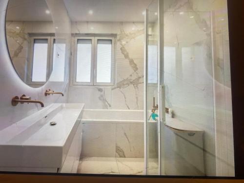 une salle de bain avec douche et lavabo dans l'établissement Appartement Avec Terrasse Centre-ville Croisette, à Cannes