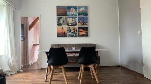 uma sala de jantar com uma mesa e duas cadeiras em Etage1 em Hameln