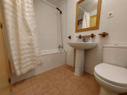 La salle de bains est pourvue de toilettes, d'un lavabo et d'un miroir. dans l'établissement CHECK IN CASAS Pirita, à Cerler