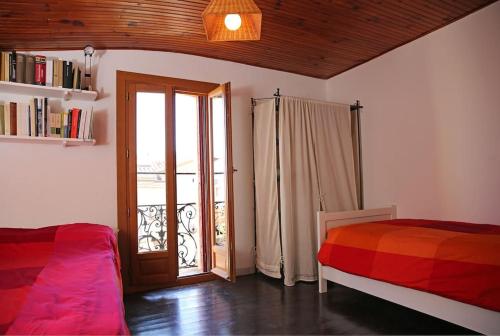 - une chambre avec un lit et une porte donnant sur un balcon dans l'établissement Beautiful downtown house, à Argelès-sur-Mer
