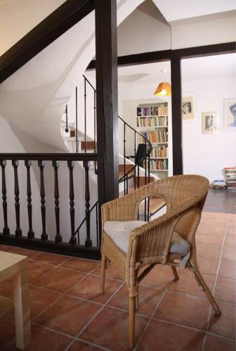 - un salon avec une chaise et un escalier dans l'établissement Beautiful downtown house, à Argelès-sur-Mer