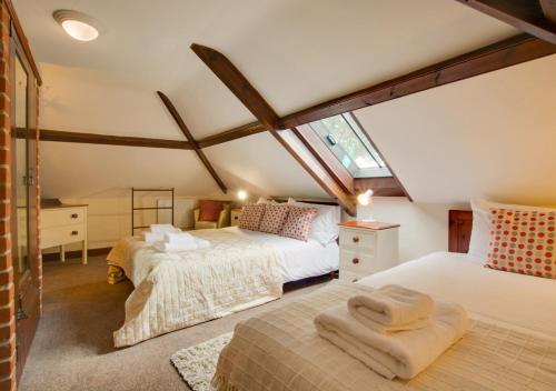 BanninghamにあるThe Old Chapelのベッドルーム(ベッド2台付)が備わる屋根裏部屋です。