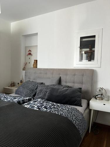 um quarto com uma cama com almofadas pretas e brancas em Villa Karigador, Umag- Karigador, Istria em Karigador