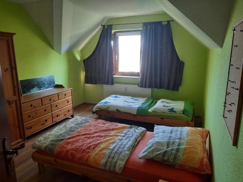 Postel nebo postele na pokoji v ubytování Monteursunterkunft Nidderau (20 km Hanau, 30 km Frankfurt)