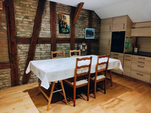 - une cuisine avec une table et des chaises blanches dans l'établissement Central-city Penthouse, à Berne