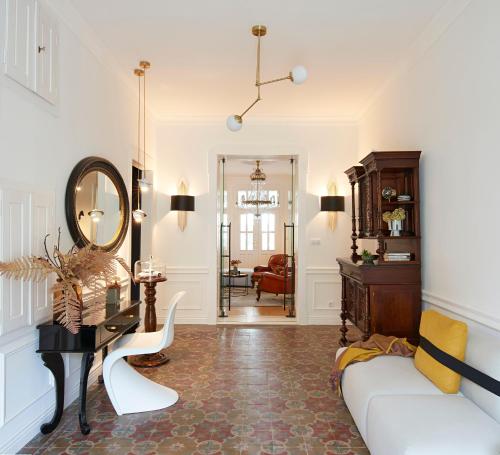 sala de estar con sofá blanco y espejo en Villa Chez les Amis - Adults only, en Balatonszepezd