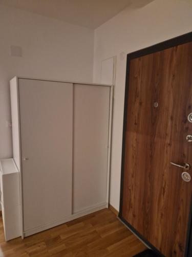Zimmer mit einem Schrank und einer Holztür in der Unterkunft Stan na dan Kod Pabla in Sombor