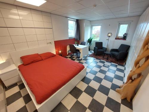 a bedroom with a bed and a living room at Gasthuys de Peel in Ospel