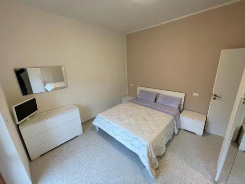 1 dormitorio pequeño con 1 cama y TV en Casa di Gio' Colonnella, en Colonnella