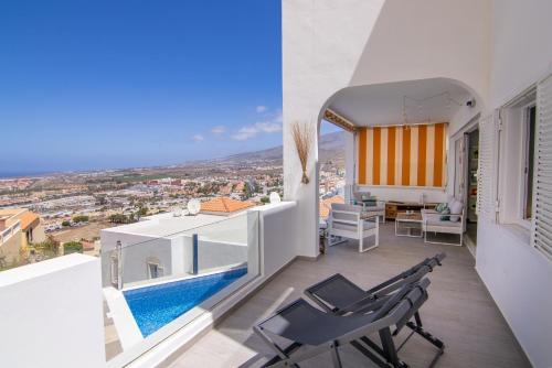 un balcone di una casa con piscina di Mirador Balcon del Atlantico y piscina privada ad Adeje