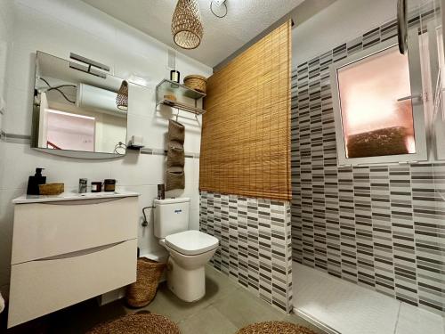 a bathroom with a toilet and a sink at Apartamento Tulum in San Blas