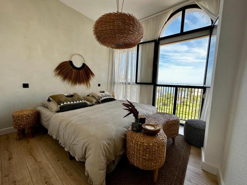 a bedroom with a large bed and a large window at Apartamento Tulum in San Blas
