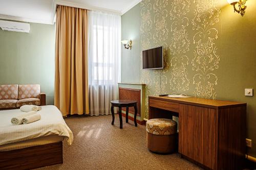 Pokój hotelowy z łóżkiem i biurkiem w obiekcie KORSAR w mieście Astana