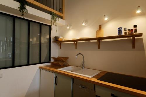 une cuisine avec un évier et une fenêtre dans l'établissement Sleep in Montpellier, Molly, centre, gare, 2 ch, Tram St-Denis, à Montpellier