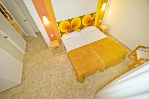 an overhead view of a hotel room with a bed at Can Jurat in San Antonio