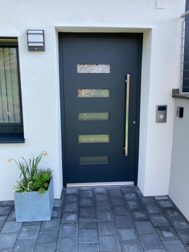 a blue door on a house with a plant at Appartement Ariane in Frastanz