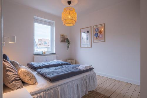 1 dormitorio con 2 camas y ventana en Newly renovated 1-Bed Apartment in Aalborg, en Aalborg
