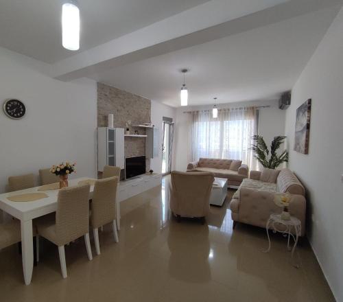 Zona d'estar a Apartment Dobrota View