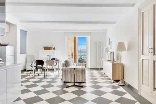 een keuken en een woonkamer met een geruite vloer bij Equilibrium, Terre Marine, Marola in La Spezia