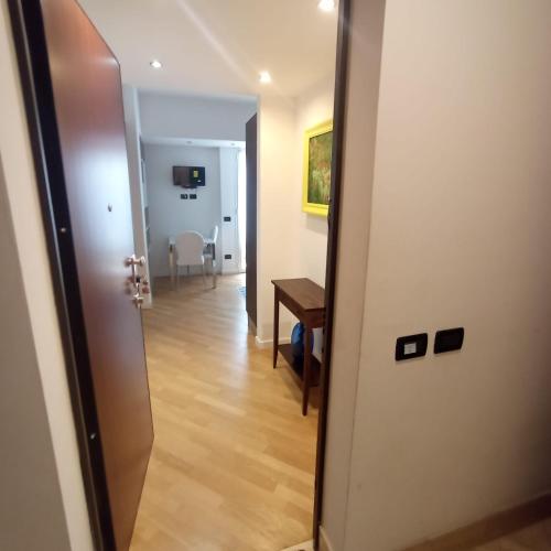 un corridoio con una porta che conduce a una stanza di Appartamento Da Vinci 19 ad Alassio