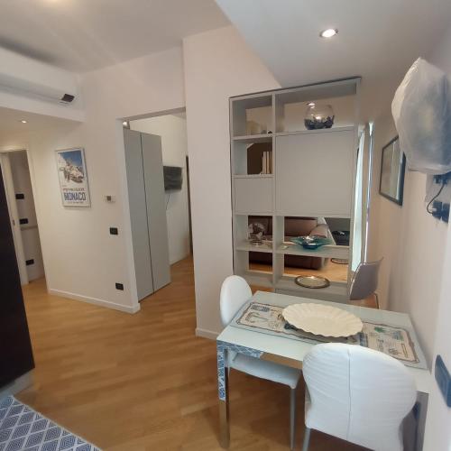 una piccola camera con tavolo e sedie in una stanza di Appartamento Da Vinci 19 ad Alassio