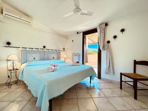 1 dormitorio con 1 cama con colcha azul en Sea View Homes CB, en Baja Sardinia