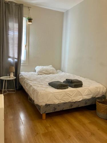 - un lit non aménagé dans une chambre dotée de parquet dans l'établissement Appartement 2 pièces en étage élevé, centre-ville au calme, petite vue mer, à Nice