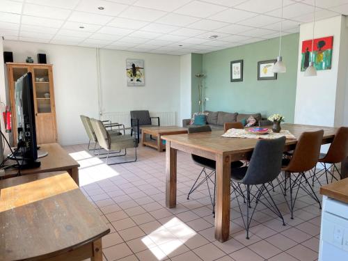 柯德科克的住宿－Vakantieoord "de Peppelhoeve"，客厅配有桌子和沙发