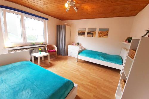 a small bedroom with two beds and a window at Komplett ausgestattete Ferienwohnung in Wermelskirchen in Wermelskirchen