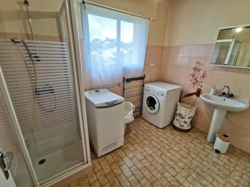 une salle de bain avec une douche, des toilettes et un lavabo dans l'établissement VILLA LES HORTENSIAS - proche de la plage, à Jard-sur-Mer