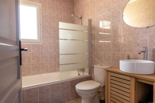 y baño con aseo, lavabo y bañera. en L'appart Gervaisien, en Saint-Gervais-la-Forêt