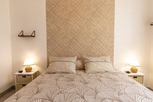 1 dormitorio con 1 cama grande y 2 mesitas de noche en L'appart Gervaisien, en Saint-Gervais-la-Forêt
