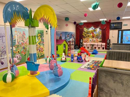 a preschool classroom with a play area with a play floor at Platinium Residence Mangalia in Mangalia