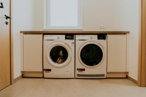 two washers and a dryer in a room at Luxe Vakantiewoning De Veldhoek in Wingene