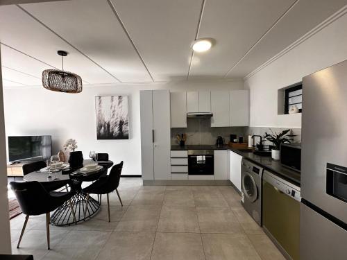 Η κουζίνα ή μικρή κουζίνα στο Stylish Executive Apartment with Power Backup