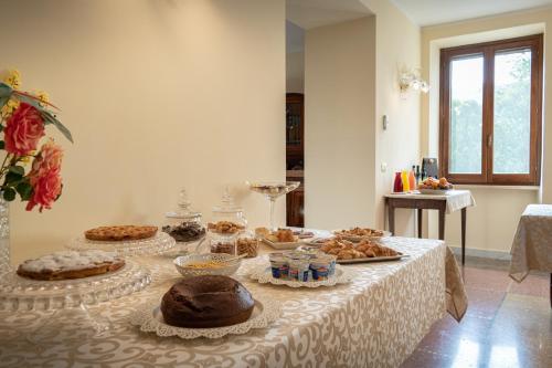 una mesa con galletas y otros alimentos. en Agriturismo Villa Val D'Olivi, en Capodacqua