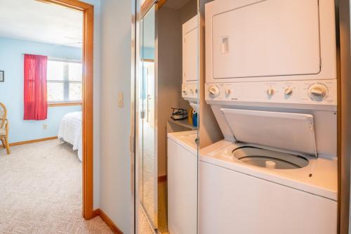 baño con lavadora y secadora en una habitación en 1305 S Lake Park Blvd, en Carolina Beach