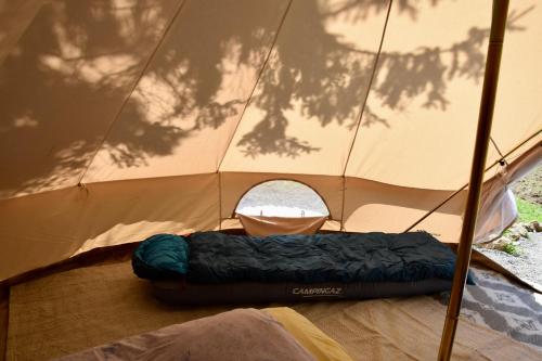 - un matelas dans une tente avec un sac de couchage dans l'établissement L'Angeberdière - Tente nature au calme, à Saint-Mars-sur-la-Futaie
