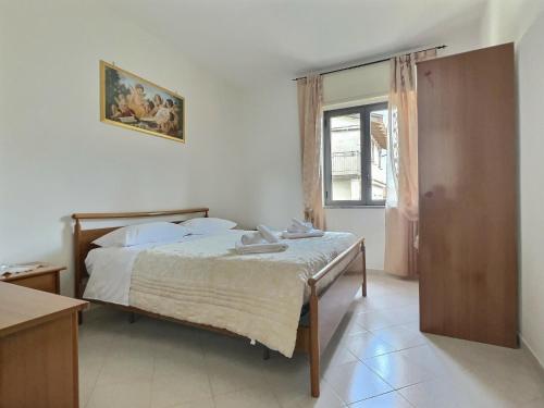 um quarto com uma cama e uma janela em Cuor di Maria em Agerola