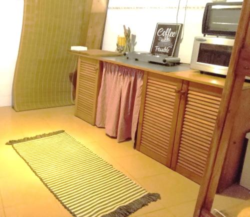 Pokój z biurkiem, kuchenką mikrofalową i dywanem w obiekcie T1 Elvas w mieście Elvas
