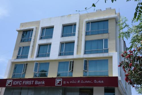 um edifício do primeiro banco com um cartaz em frente em DSquare- OMR em Chennai