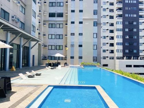 een zwembad voor een gebouw bij Persimmon Condominium Cebu City in Cebu City