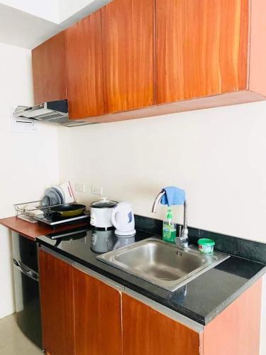 een keuken met een wastafel en een aanrecht bij Persimmon Condominium Cebu City in Cebu City